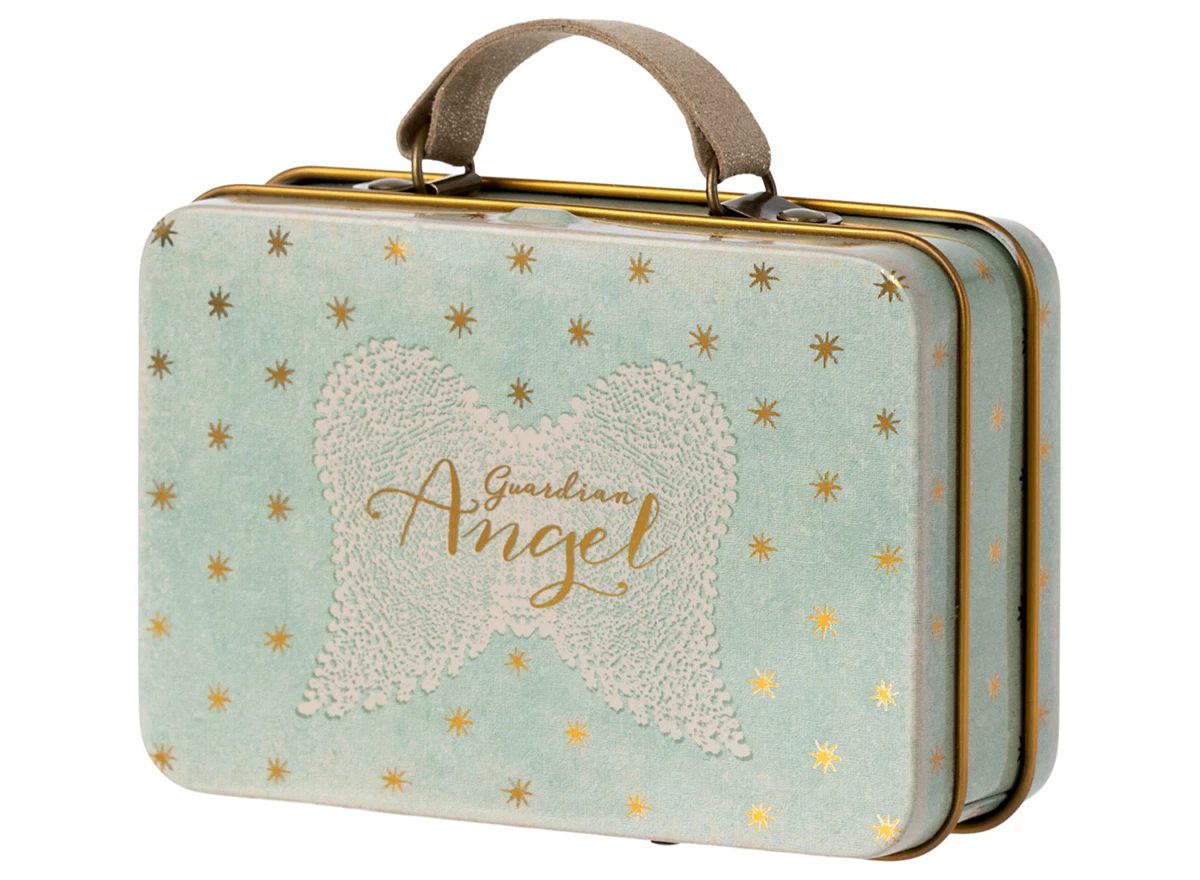 Angel-mouse-in-suitcase
