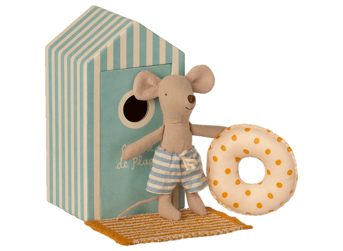 Beach-mice-Little-Brother-in-Cabin-de-Plage
