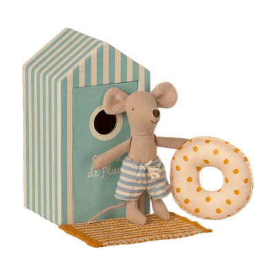 Beach-mice-Little-Brother-in-Cabin-de-Plage
