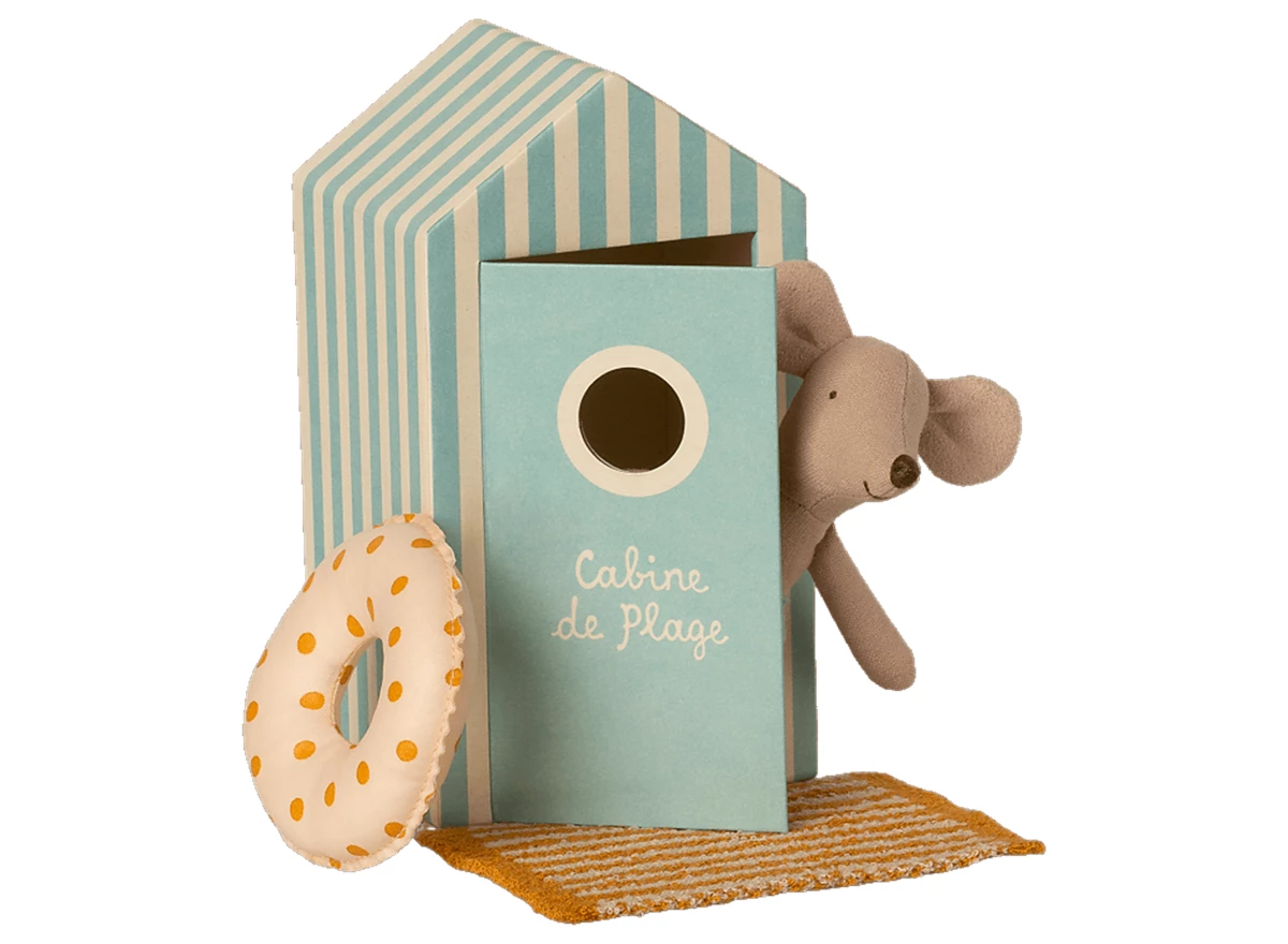 Beach-mice-Little-Brother-in-Cabin-de-Plage