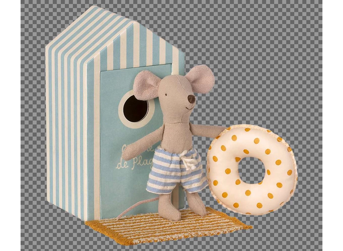 Beach-mice-Little-Brother-in-Cabin-de-Plage