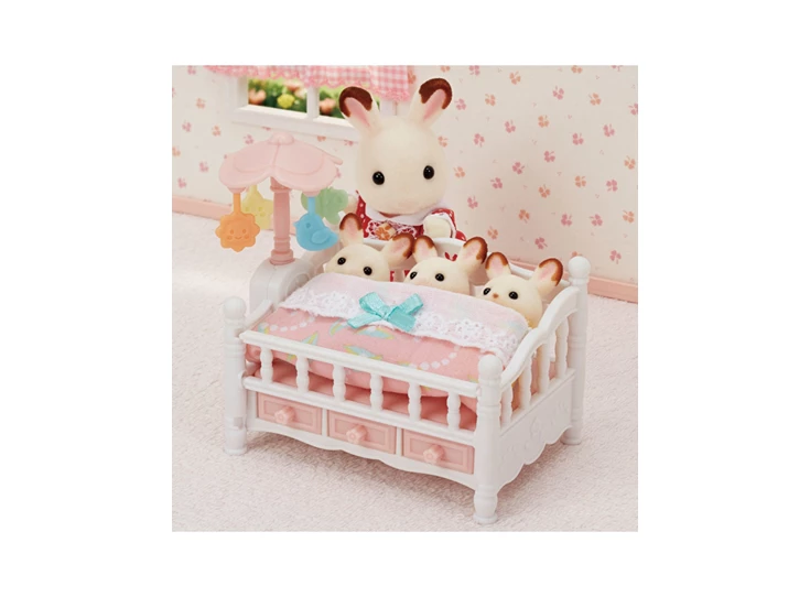 Bed-voor-Drieling-met-Mobiel