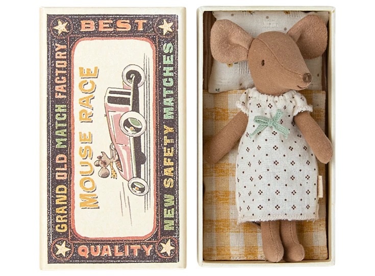Big-sister-mouse-in-matchbox