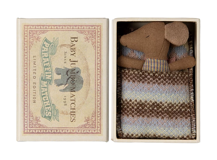 Slaperige-Wakkere-Baby-Muis-in-Luciferdoosje-Rose