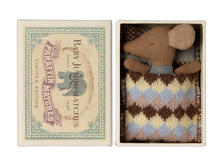 Slaperige-Wakkere-Baby-Muis-in-Matchbox-Blauw