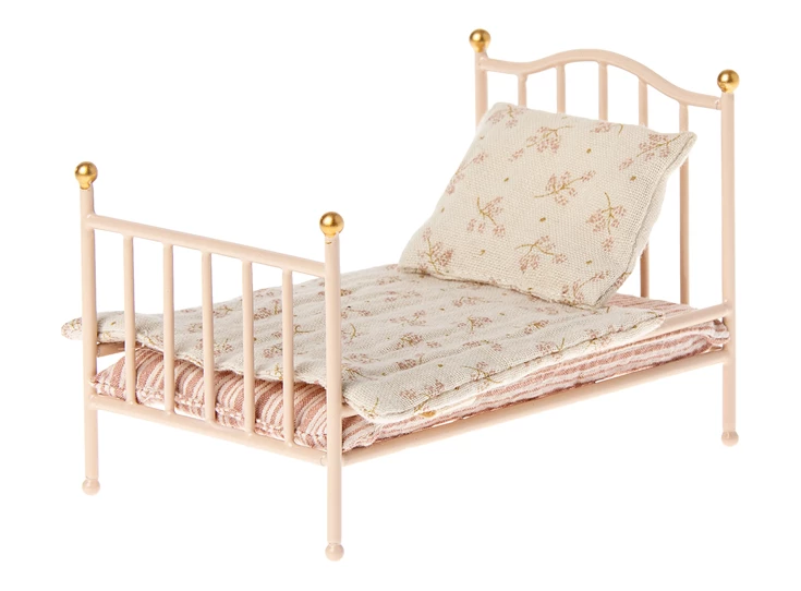 Vintage-bed-Mouse-Rose