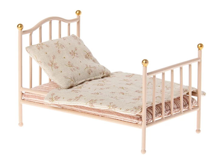 Vintage-bed-Mouse-Rose