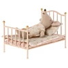 Vintage-bed-Mouse-Rose