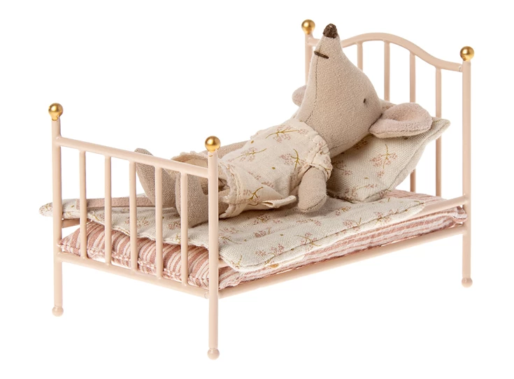 Vintage-bed-Mouse-Rose