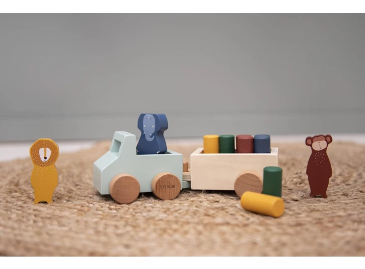 Wooden-animal-car-with-trailer