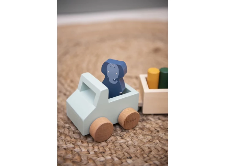 Wooden-animal-car-with-trailer