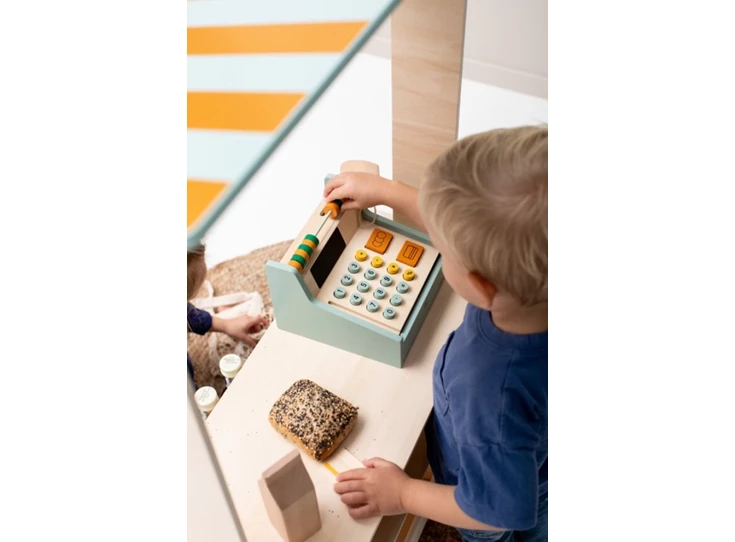 Wooden-cash-register-with-accessories