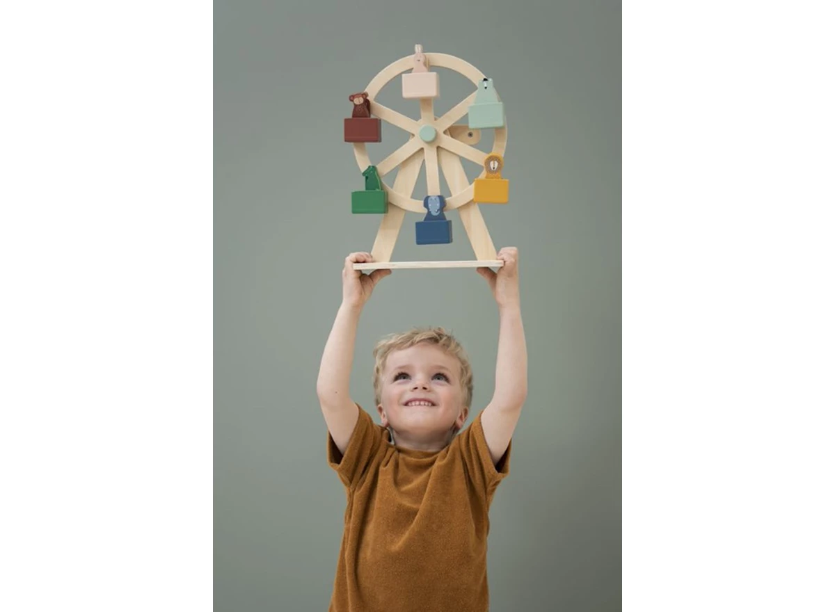 Wooden-ferris-wheel