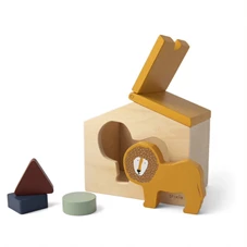 Wooden-house-Mr-Lion