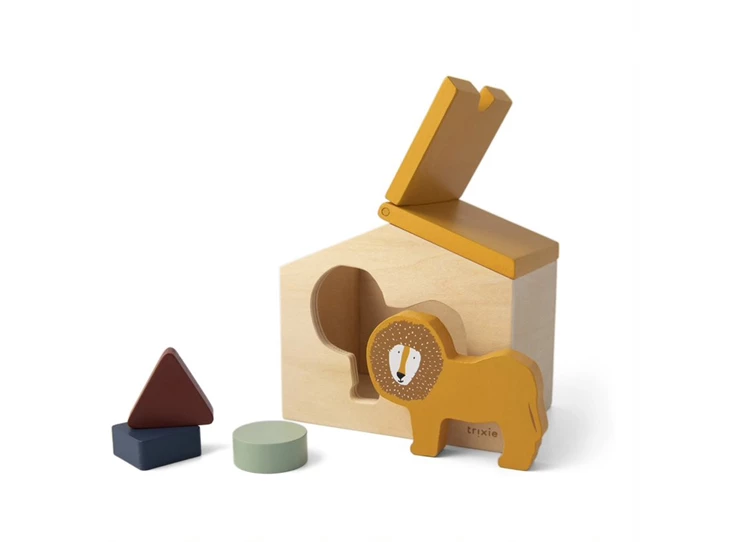 Wooden-house-Mr-Lion