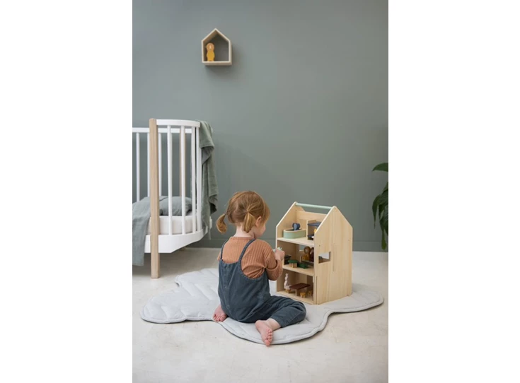 Wooden-play-house-with-accessories