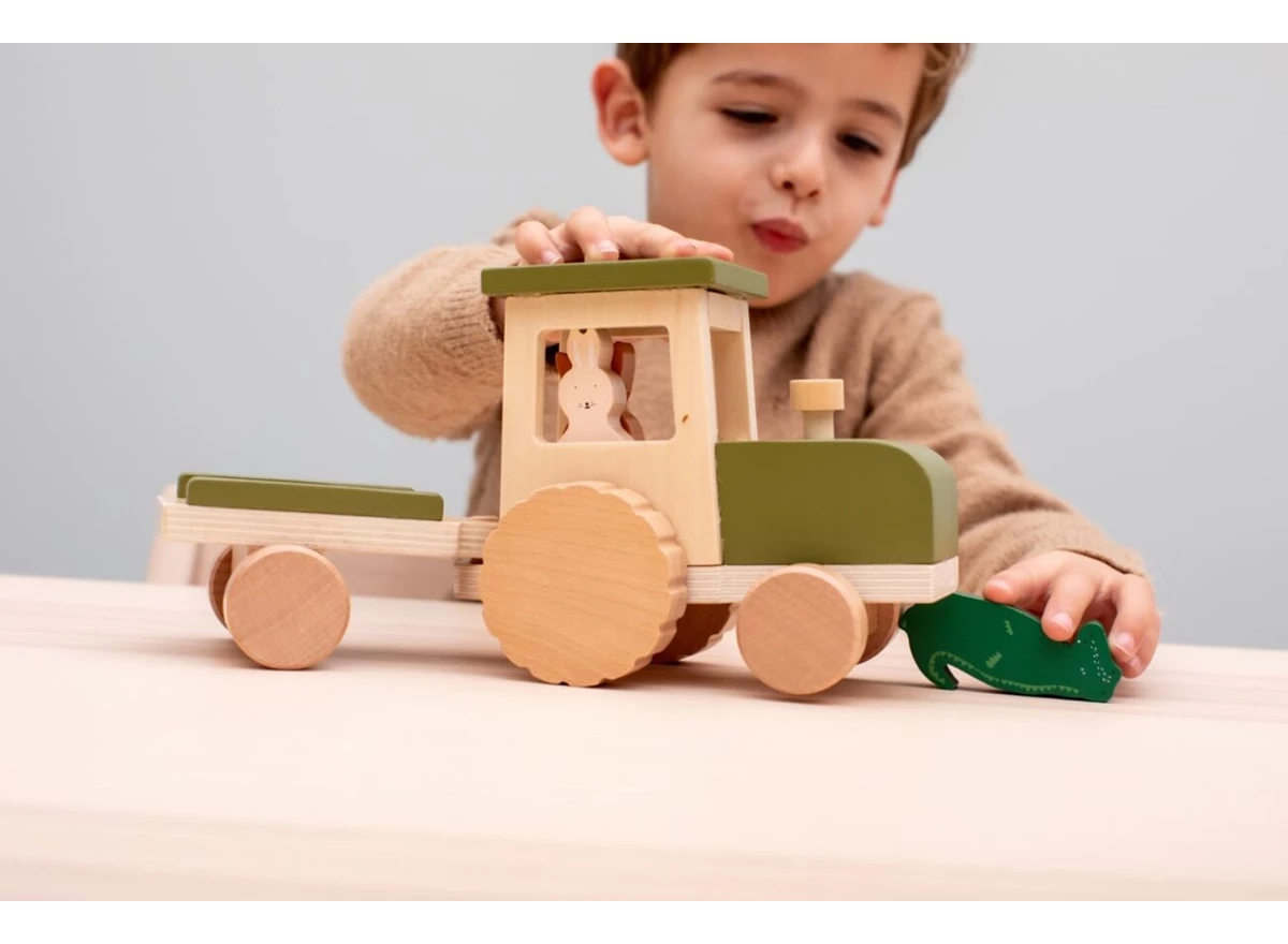 Wooden-tractor-with-trailer