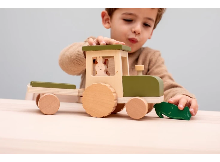 Wooden-tractor-with-trailer